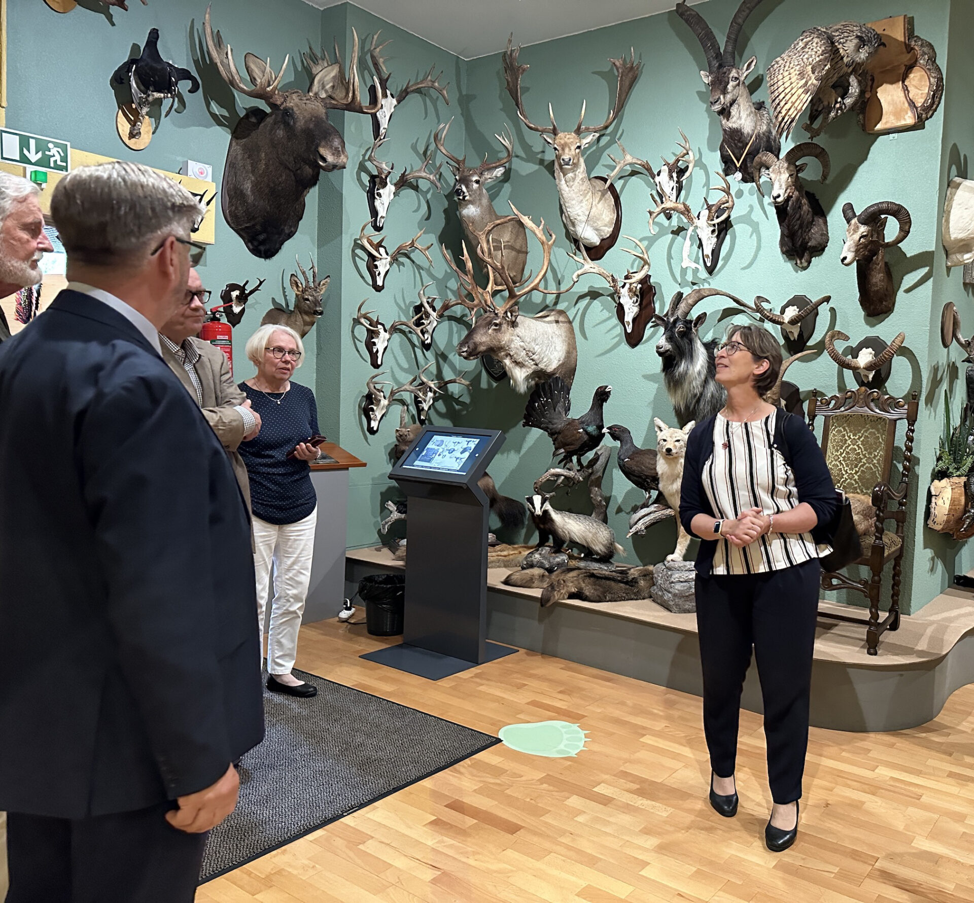 Maa- ja metsätalousministeri Sari Essayah vieraili Suomen Metsästysmuseossa Riihimäellä Poliitikon museoharjoittelu -viikolla.