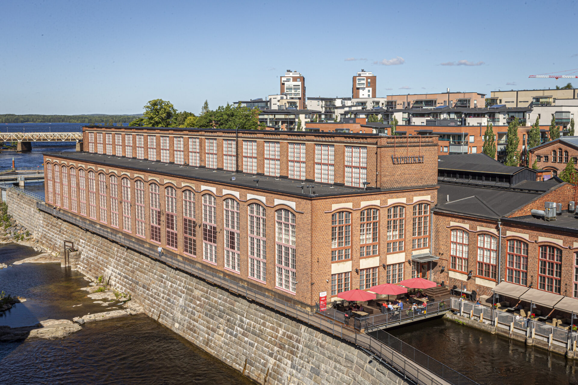 Museokeskus Vapriikki kuvattuna Finlaysonin katolta 17.8.2020
